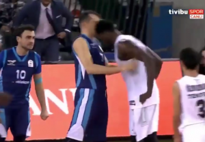 TUČA U TURSKOJ: Majkl Erik krenuo da bije igrače redom! (VIDEO)