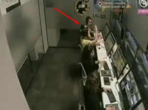 TEORIJA ZAVERE ILI OZBILJAN PRESTUP: Sudija u VAR sobi slavio odluku protiv Reala?! (VIDEO)