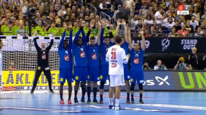 SVI PRIČAJU O GOLU SRBINA: Pogodak iz ove situacije? Moguće je! – Reakcija golmana sve govori (VIDEO)