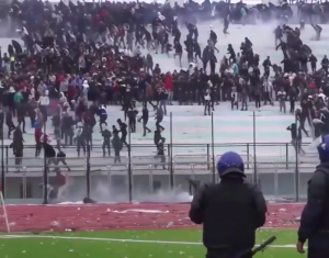 HAOS U ALŽIRU: Preko 60 povređenih usled velikih nereda na tribinama (VIDEO)