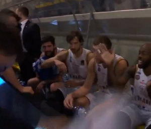 ČANKA U PARTIZANU OVAKVOG VIDELI NISMO: Trener potpuno poludeo i polomio tablu za crtanje akcija (VIDEO)