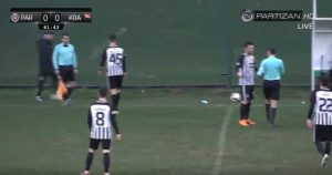 BIZARAN DEBI: Partizanovo pojačanje iz Zvezde posle 60 sekundi neverovatnim potezima zaradilo crveni karton