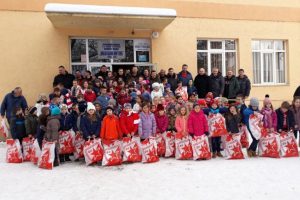 LEP GEST: ‘Delije’ paketićima i poklonima obradovale decu sa Kosmeta! (FOTO)