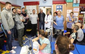 NASTAVILA SE LEPA TRADICIJA: Košarkaši Zvezde posetili decu na Institutu za onkologiju (FOTO)