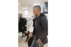 VEZISTA STIGAO U VELIKOM STILU: Brojni novinari dočekali Krstičića na aerodromu u Atini (VIDEO)