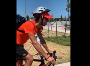 PRIPREME ZA NADALA: Novakova vožnja bicikle i urnebesan pad Marijana Vajde (VIDEO)