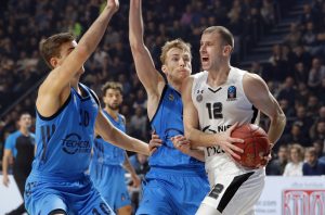 SJAJAN GEST: Navijači Albe na početku utakmice sa Partizanom razvili transparent na srpskom (FOTO-UBOD)