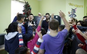 LEP GEST PRVOTIMACA PARTIZANA: Fudbaleri posetili Prihvatilište i družili se sa decom (FOTO)