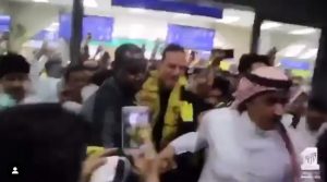 DOLAZAK U VELIKOM STILU: Navijači okupirali aerodrom u čast Aleksandra Prijovića! (VIDEO)