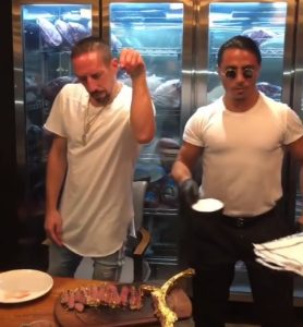 RIBERI NA UDARU NAVIJAČA ZBOG POZLAĆENOG BIFTEKA: Vezista psovkama i uvredama odgovorio kritičarima (FOTO)