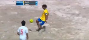 MAJSTOR I NA PESKU: I u 38. godini pun magije, neverovatni potezi Ronaldinja u dresu Brazila (VIDEO)