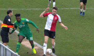 ‘GDE SU TI MANIRI’: Engleska javnost kivna na Saksesa zbog nesportskog poteza – i to nad sudijom (VIDEO)