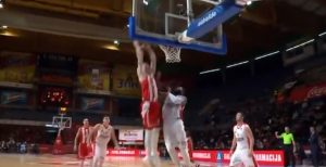 LETI, LETI SIMANIĆ: Brutalno zakucavanje Zvezdinog košarkaša na startu meča sa FMP-om (VIDEO)