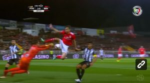 LUDA UTAKMICA: Benfika sama sebe porazila sa dva autogola, Živković ‘asistirao’ u nokautiranju golmana (VIDEO)