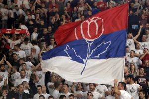 SJAJNO NAVIJANJE i ‘UNIFORMA’: Delije sa istim obeležjem, i to onim koje su nosili i navijači Partizana pre dve nedelje (FOTO)