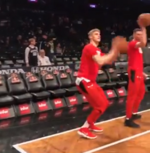 IMA LI NEŠTO ŠTO NE UME: Košarkaš Čikaga pokazao zavidno fudbalsko znanje a potom i… (VIDEO)