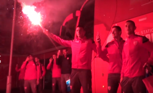 DOČEK KAO DA SU OSVOJILI LŠ: Uz baklje i pesmu navijači dočekali fudbalere Zvezde (VIDEO)