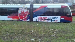 CRVENO-BELI TRAMVAJ KRUŽI BEOGRADOM I ZOVE NAVIJAČE: A među putnicima Jirka, Vulić, Vukanović, Jovičić… (VIDEO)