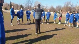 PAZITE DA SE NE PREJEDETE: Lalatović objašnjavao igračima Radničkog kako se jedu burgeri (VIDEO)