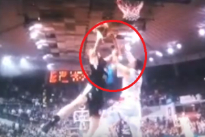 ODLUKA O KOJOJ ĆE SE PRIČATI DANIMA: Kontakt kojim je Beron napravio faul 0,01 sekundu pre kraja i pogurao Partizan ka trofeju (VIDEO)