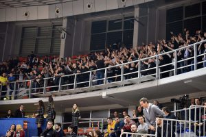 DA LI JE PUKLA LJUBAV: Pogledajte trenutak kad Grobari pevaju ‘Uprava napolje’, a potom napuštaju Čair (VIDEO)