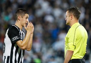 NEOČEKIVANO: Arbitar koji je signalizirao Boaćijev gol u poslednjem derbiju završio karijeru!