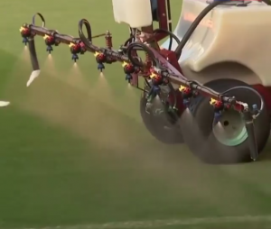 ENGLEZI U ŠOKU: Prljave igre ‘crvenih đavola’ – ‘Old traford’ pred Liverpul isprskan belim lukom?! (VIDEO)