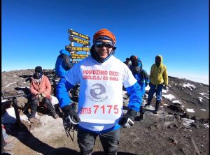 POKORIO KILIMANDŽARO: Hrabar potez Ivana kako bi skrenuo pažnju na decu obolelu od raka (VIDEO)