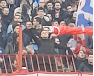 NAVIJAČI BAKLJADOM PROSLAVILI UBEDLJIVU POBEDU: Gobeljić sa ‘delijama’ bodrio saigrače (VIDEO)