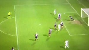 GOLMANI GREŠE, ALI OVO JE PREVIŠE: Autogol kakav se ne viđa često (VIDEO)