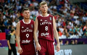 VEST SA ONE STRANE BARE: Braća Bertans zajedno u NBA ligi, Armani ‘kratkih rukava’…