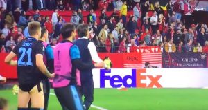 URNEBESNO: Navijači se pitaju – ‘SMS, gde si pošao u donjem vešu?’ (VIDEO)