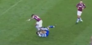 JEZIVA POVREDA: Nagazio ga po glavi i poslao u bolnicu, a sudija ni da se okrene (VIDEO)