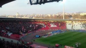 ZVEZDAŠI SE UŽELELI FUDBALA: Severna tribina ozbiljno popunjena, gužve na ulazima stadiona ‘Rajko Mitić’ (VIDEO)