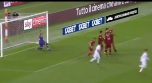 KAD NE MOŽE PROTIVNIK DAĆEMO GA MI: Urbenesan autogol fudbalera Rome (VIDEO)