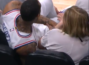 HIDRATACIJA JE VAŽNA: Košarkaš Filadelfije pao u publiku, pa ukrao dami piće (VIDEO)