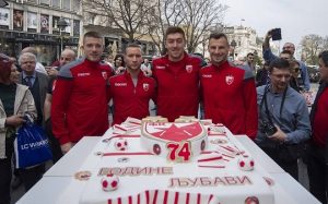 TORTA, RUŽE I OSMESI LEPŠEG POLA: Ovako je proteklo zvezdaško druženje u centru Beograda (FOTO)