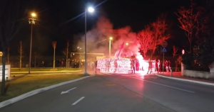 ‘GROBARI’ UPALI U LEGLO ‘DELIJA’: Uništeni svi grafiti i murali, policija reagovala i blokirala još 200 huligana! (VIDEO)