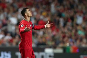 NIJE GUBIO VREME: Ronaldo podigao trofej, pa odmah krenuo ‘u napad’ dok je još bio na terenu!