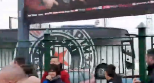 VRI OKO MARAKANE: Ovako su navijači Zvezde ‘pozdravili’ autobus sa fudbalerima Partizana (VIDEO)