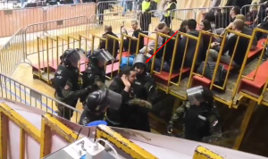 IZVUČEN SA TRIBINE: Navijač Partizana među zvezdašima u ‘Pioniru’ – policija je morala da reaguje! (VIDEO)