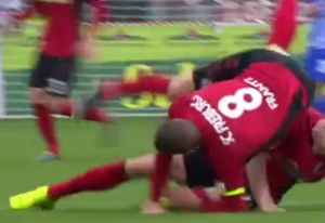 JEZIVA POVREDA U BUNDESLIGI: Igrač Frajburga nesmotreno povredio saigrača, moguć i prelom! (VIDEO)