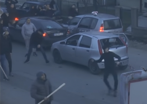 UZNEMIRUJUĆE SCENE U KRUŠEVCU: Tuča frakcija navijača Partizana, ‘radile’ štangle i kamenice pored brojne policije (VIDEO)