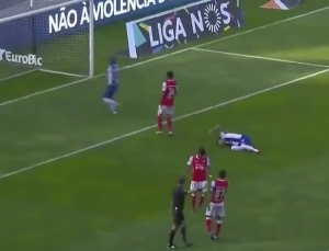 NEŠTO ŠTO SE JAKO RETKO VIĐA: Fudbaler Porta postigao gol i srušio se na zemlju! (VIDEO)