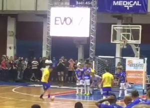 MAĐIJE, VRADŽBINE, POMOĆ ‘S ONOG SVETA’: Novi futsal biser legendarnog Falkaa koji će vas ostaviti u čudu (VIDEO)