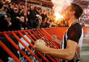 JEZIV SNIMAK, SREĆOM BEZ OZBILJNIJIH POSLEDICA: Grobari napali zvezdaše, ljudi spašavali živu glavu (VIDEO)