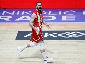 USIJALE SE MREŽE: Duel Lazića i Renfroa podelio navijače ‘večitih’ (FOTO)