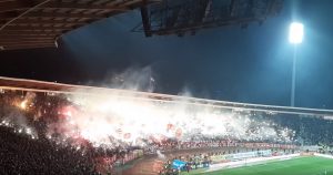 VATREN POČETAK DRUGOG POLUVREMENA: Sve gori od bakljada na stadionu ‘Rajko Mitić’ (VIDEO)