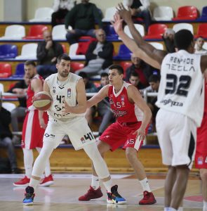 SKANDAL U ŽELEZNIKU: Žestok incident na meču FMP – Partizan, besni Đorđe Gagić nasrnuo na Bursaća (VIDEO)
