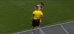 IBRAHIMOVIĆEV ŠOU: Šveđaninu spala kopačka, ali on nije želeo da hoda bez iste – već je zgazio sudiju i nameštao obuću! (VIDEO)